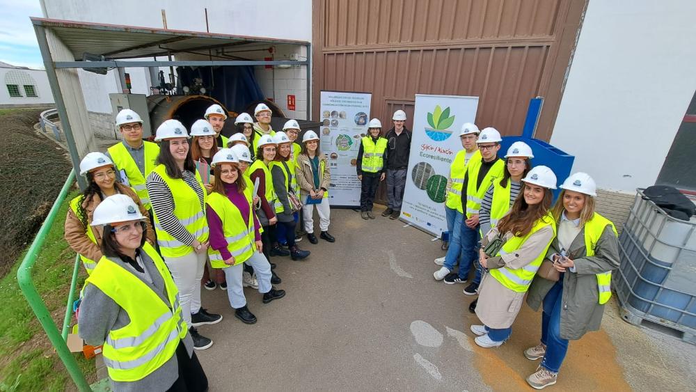 Imagen Los estudiantes del Máster en Ingeniería Química y del Máster en Biotecnología Alimentaria de la Universidad de Oviedo visitan las instalaciones de Cogersa en el marco de las actividades formativas del Asturias Paradise Hub 4 Circularity